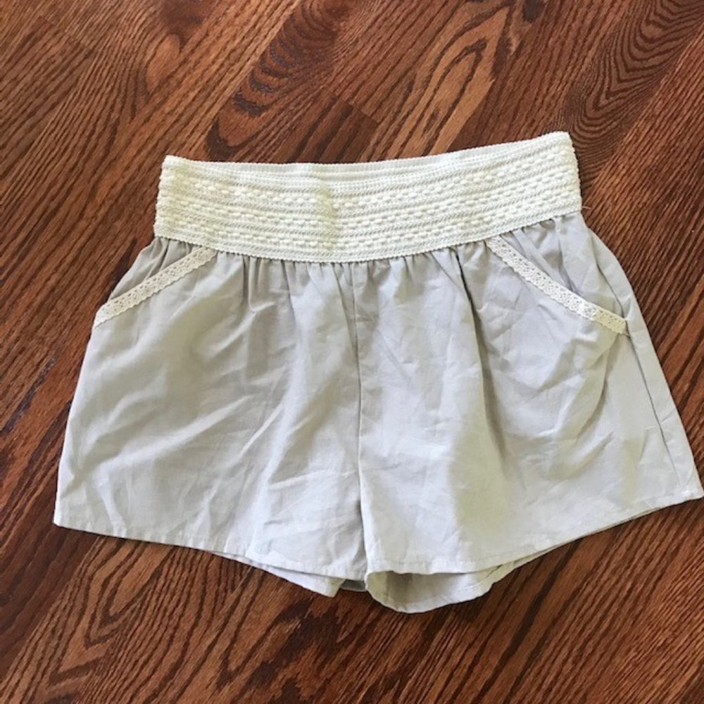 Women' Twenty Second 22nd Cream/Tan Shorts With Crochet Waistband Sz S Small NEW